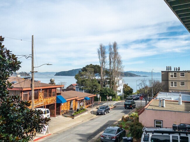 Foto del edificio - 1BR/1BA Charmer! BAY VIEWS and Parking! Laundry On-Site! Balcony! PROGRESSIVE