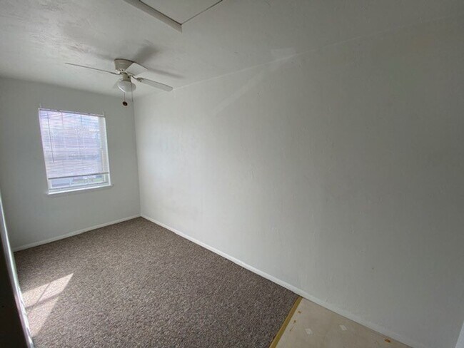 Building Photo - 2nd floor Apartment