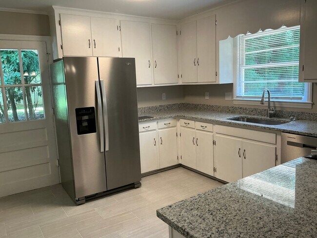 Foto del edificio - Now Available! Newly Renovated 3 BR/2 BA i...