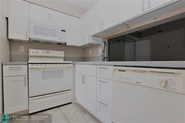 Building Photo - 2745 S Oakland Forest Dr