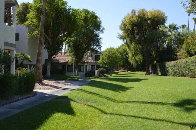 Building Photo - 2BD Ground Floor Condo in Gated Gardens Pool & Spa (Monthly Only - No Long Term)