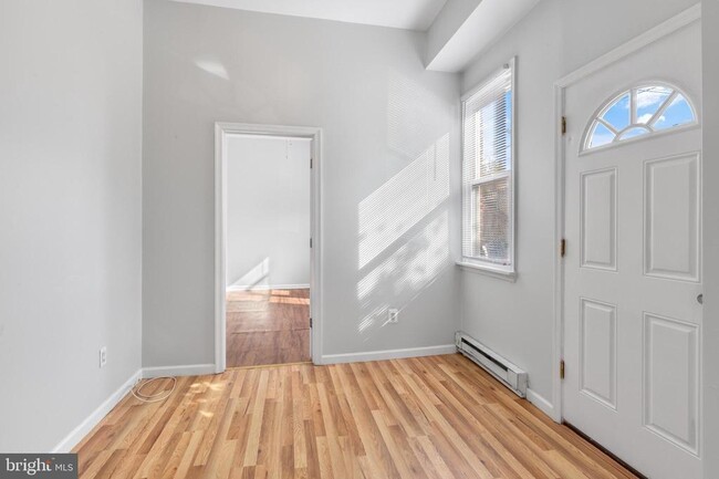 Foto del edificio - 2641 E Madison St