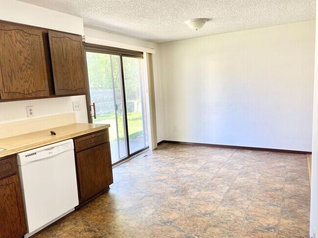 Building Photo - 2 Bed 1 Bath Duplex in Central Loveland