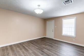 Building Photo - 305 N Live Oak St