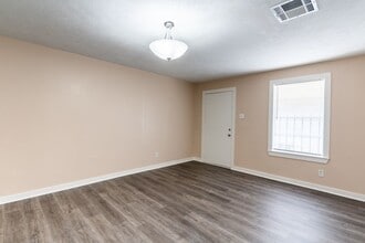 Building Photo - 305 N Live Oak St