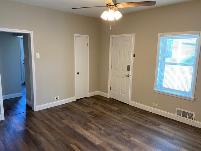 Building Photo - 9850 Luna Ave