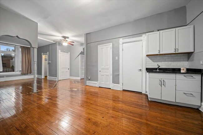 Building Photo - 1 bedroom in Chicago IL 60608