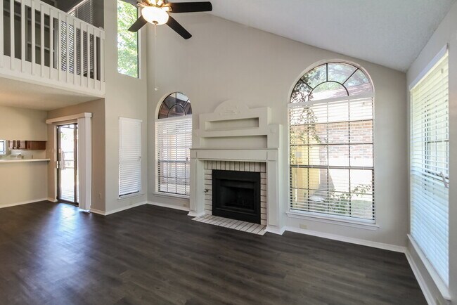 Building Photo - 635 Las Brisas Dr