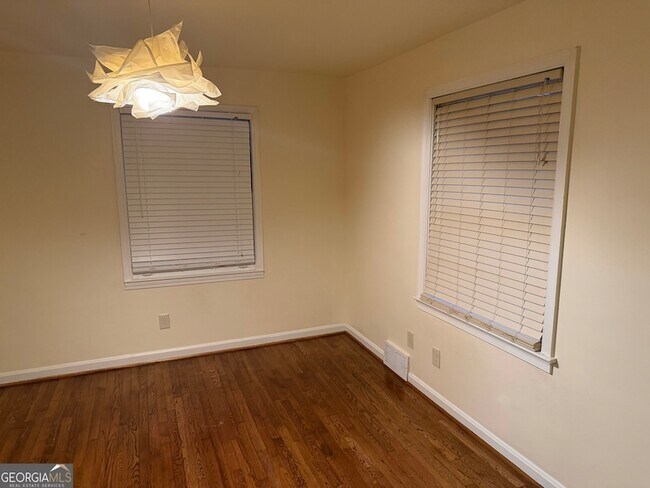 Foto del edificio - 2022 Woodbine Terrace NE