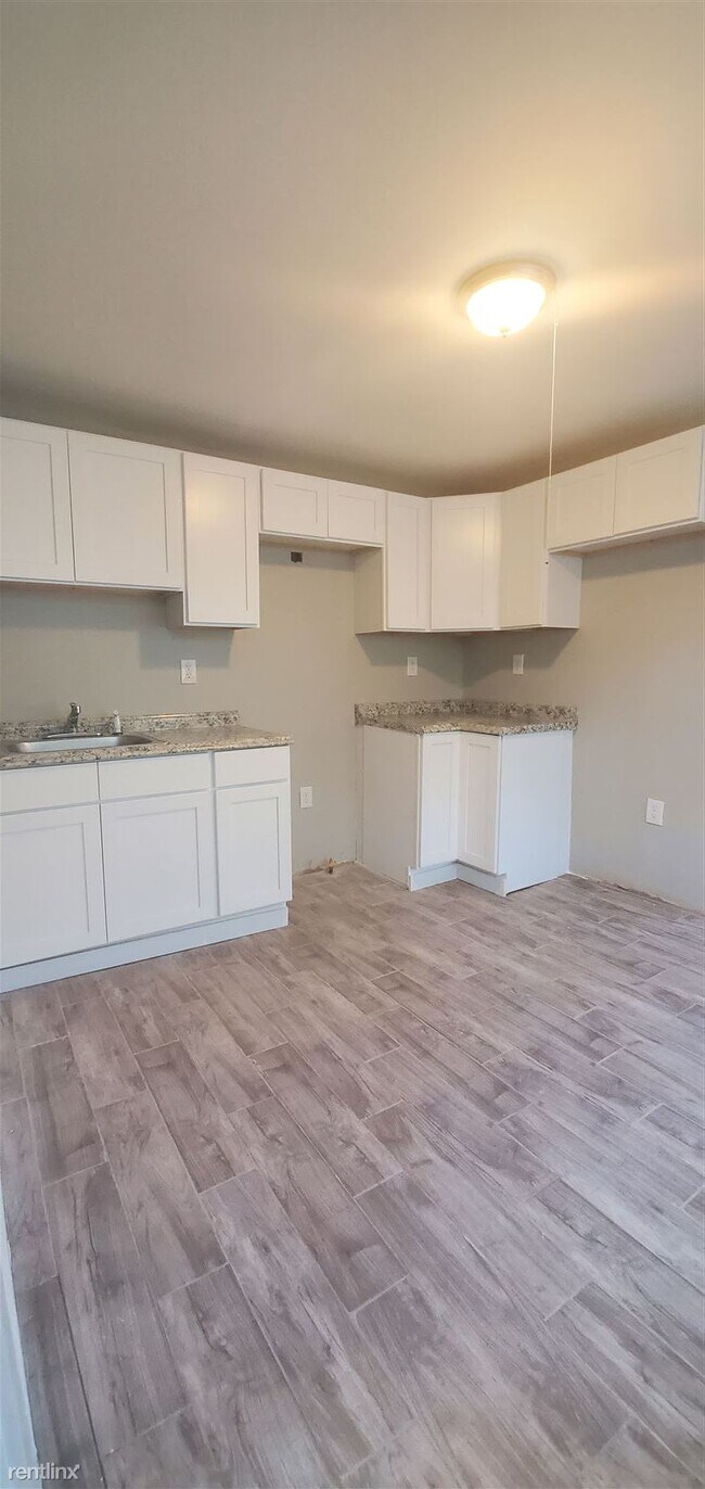 Foto del edificio - 1 br, 1 bath  - 16 Hallock Ave 1