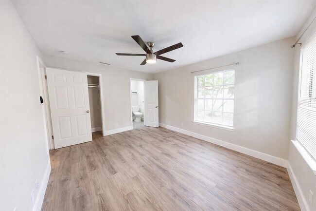 Foto del edificio - 8700 Parkfield Dr