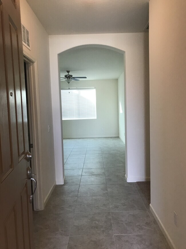 Building Photo - South East Visalia Newer 4 bedroom 2 bath