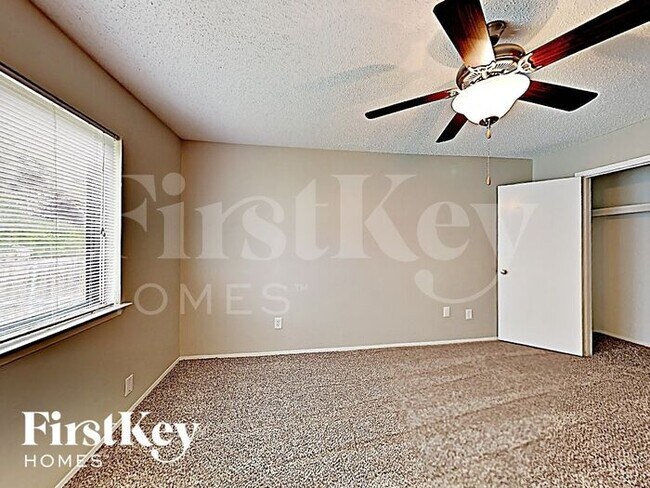 Building Photo - 1225 Cove Dr