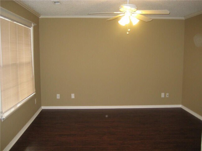 Building Photo - 304 Parkcrest Dr