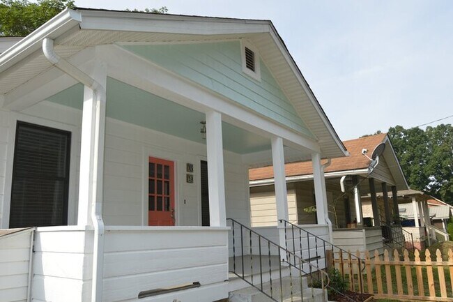 Foto del edificio - West Asheville Bungalow!