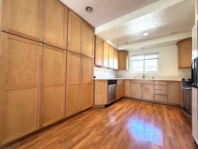 Foto del edificio - Mission Valley 3 BR 2 BA Condo w/ Parking ...