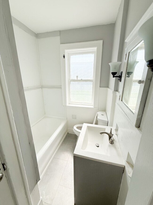 Foto del edificio - Newly Renovated 3 Bed/ 1.5 Bath With Hardwood Flooring!