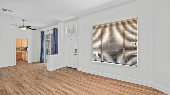 Foto del edificio - Tri-Level Townhome in Tustin