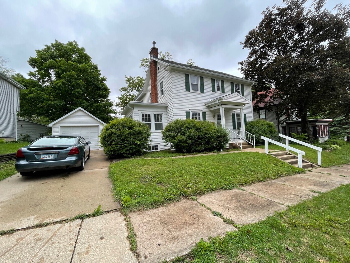Primary Photo - 2209 Iowa St