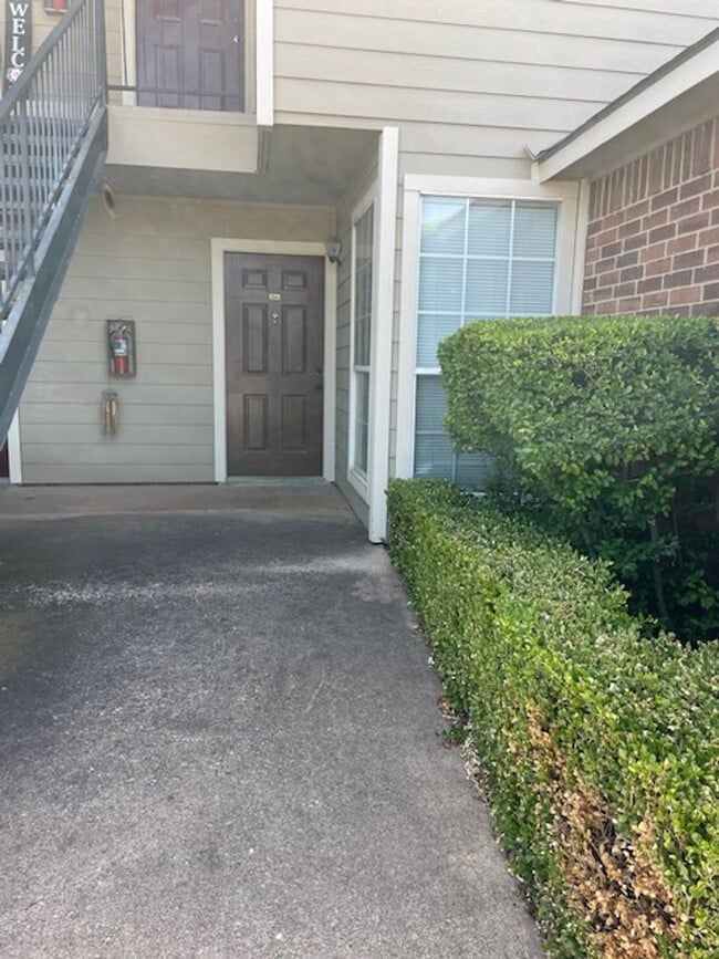 Building Photo - 1302 Westheimer Rd