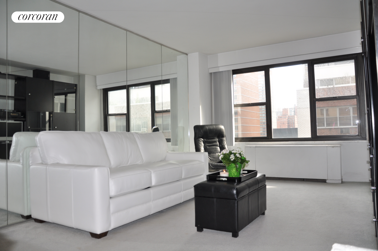 Primary Photo - 220 E 57th St