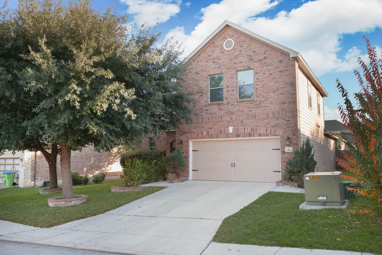 Foto principal - 4 bedroom located 13 miles from Lackland AFB