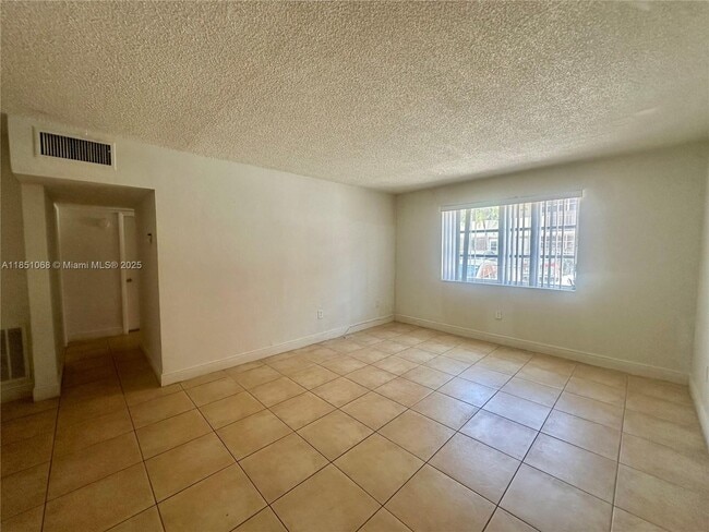 Foto del edificio - 1851 NE 168th St
