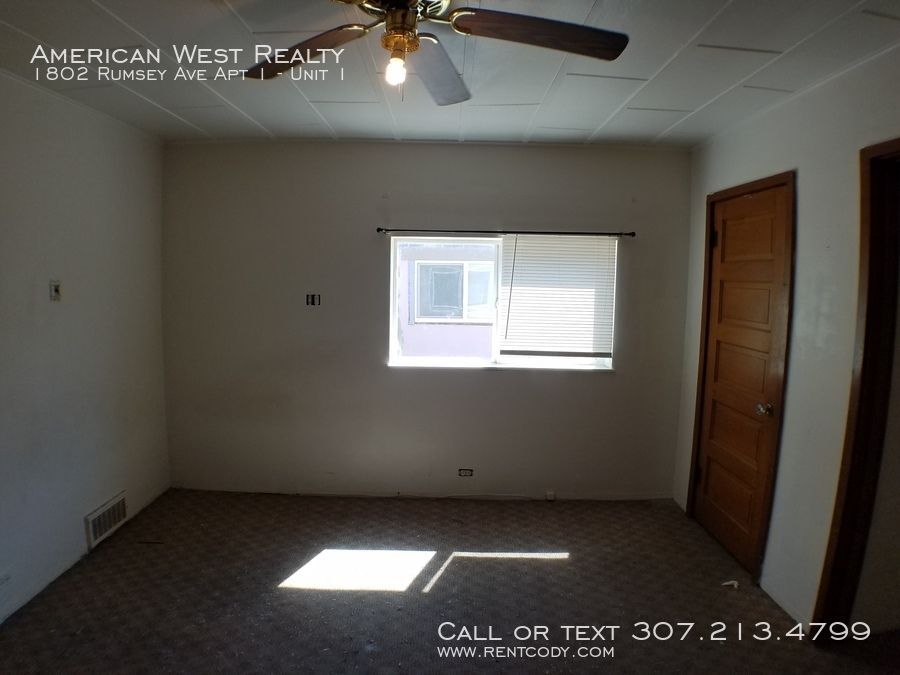Building Photo - Nice efficiency apartment