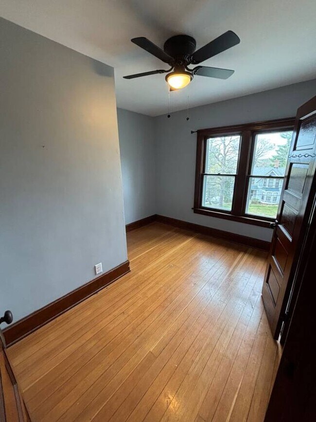 Building Photo - Four Bedroom, One Bathroom Single Family H...