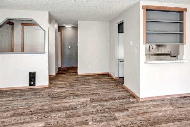 Building Photo - Burns 441 4 plex - North Bend
