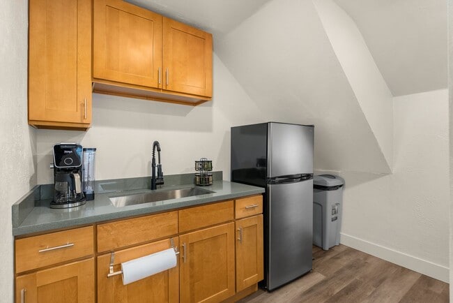 Building Photo - For Rent – 1 Bed / 1 Bath Apartment in Lak...