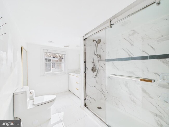 Building Photo - 628 McClellan St