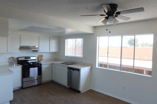 Foto del edificio - 10441 Knott Ave