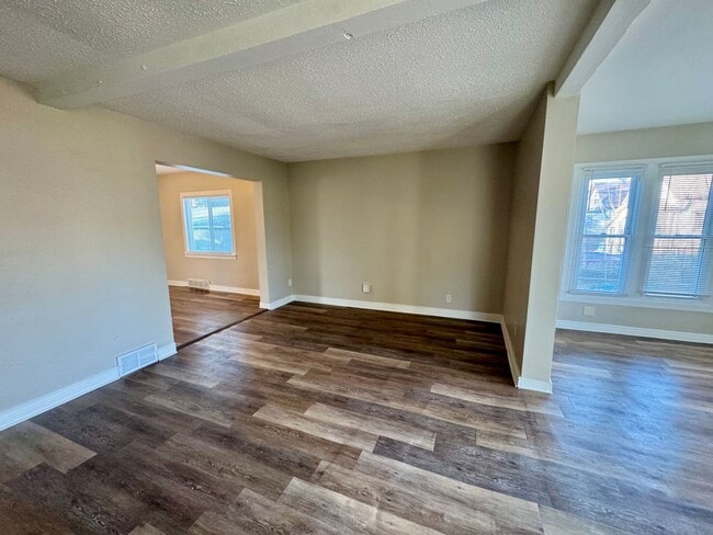 Building Photo - Beautiful 3 bedroom, 1 bath single family home with large fenced yard/ Garage /Central AC / Appli...