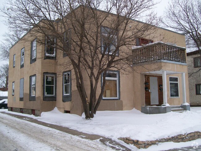 Building Photo - 912 E 25th St