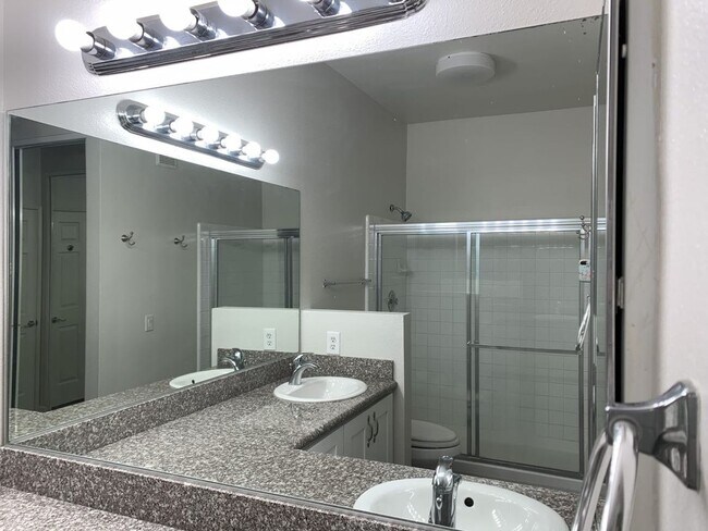 Foto del edificio - Sabre Springs Top Floor Condo with Carport