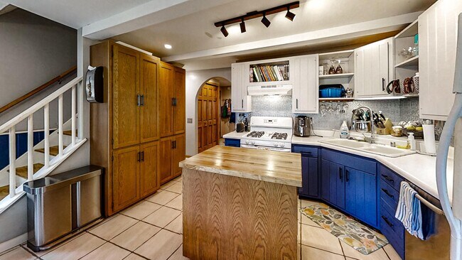 Foto del edificio - 2865 Old Creek Rd