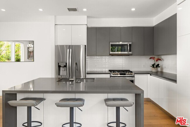 Foto del edificio - 1226 N Sycamore Ave
