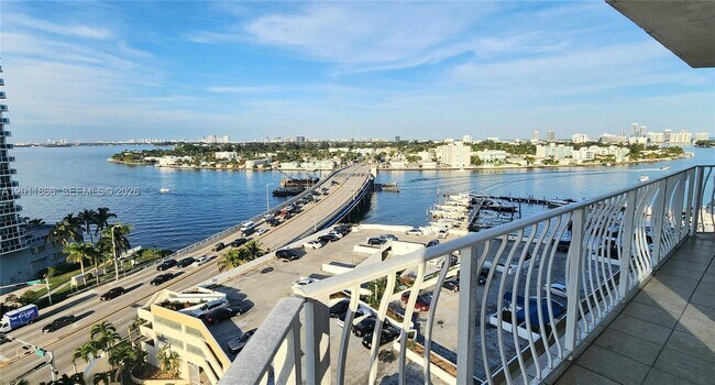 Foto del edificio - 7601 E Treasure Dr