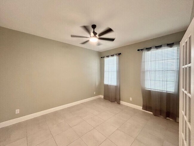 Foto del edificio - Elegant 5/3 Wilshire Model House with Cove...