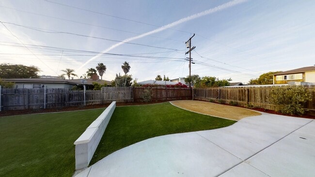 Building Photo - 4BD/2BA, Spacious Yard