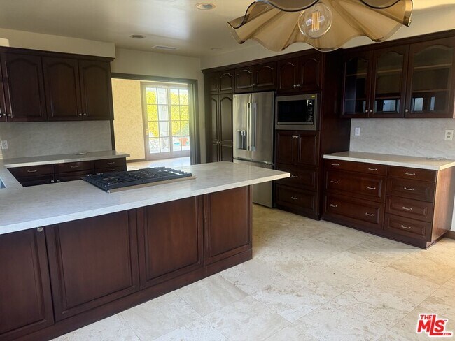 Foto del edificio - 5867 W 75th St