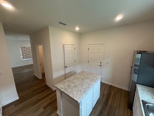 Foto del edificio - Beautiful 3/2 Single Family house with 2 car garage