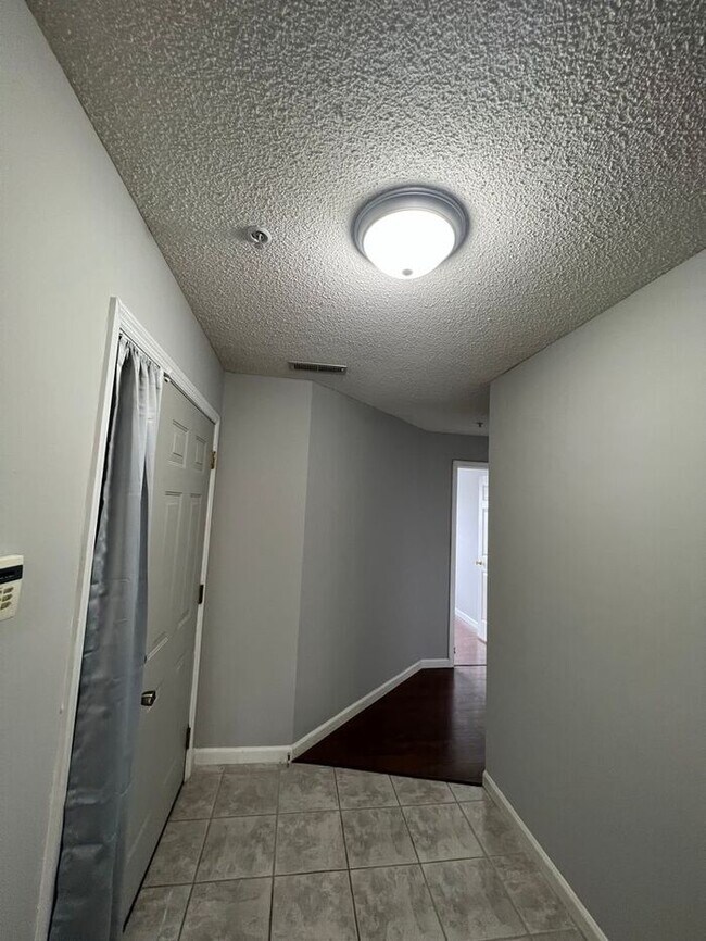 Building Photo - Now taking HUD vouchers 3BR/ Top floor uni...