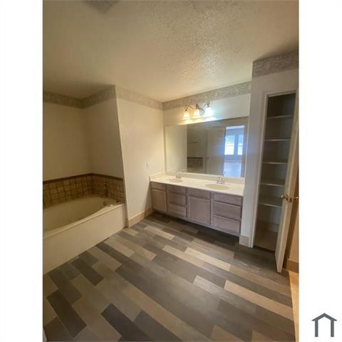 Foto del edificio - 2001 Barton Springs Dr