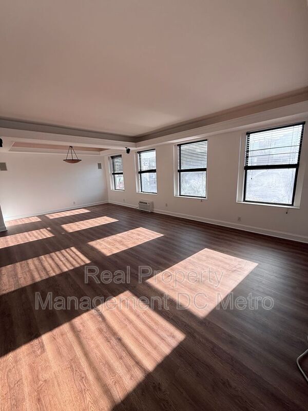 Building Photo - 1316 New Hampshire Ave NW