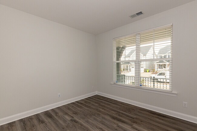Building Photo - 205 Golf Vista Trail