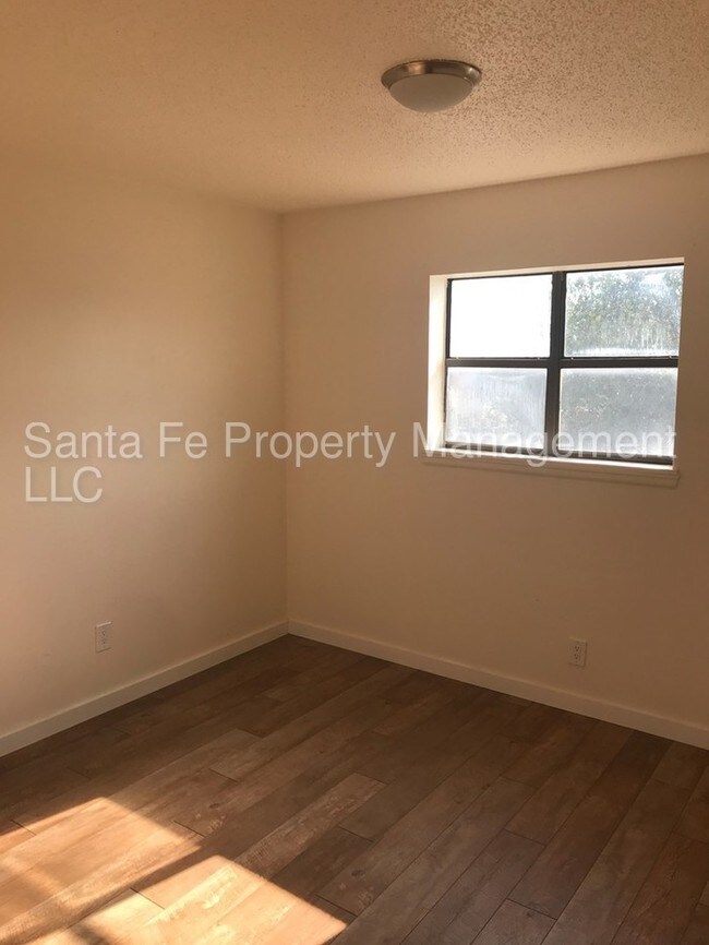 Building Photo - Newly Refurbished Apartment available now!