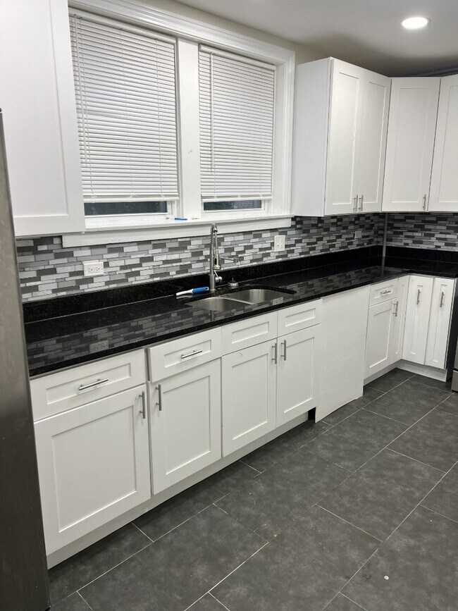Foto del edificio - Charming 3-Bedroom Home | Updated Kitchen | Shared Laundry
