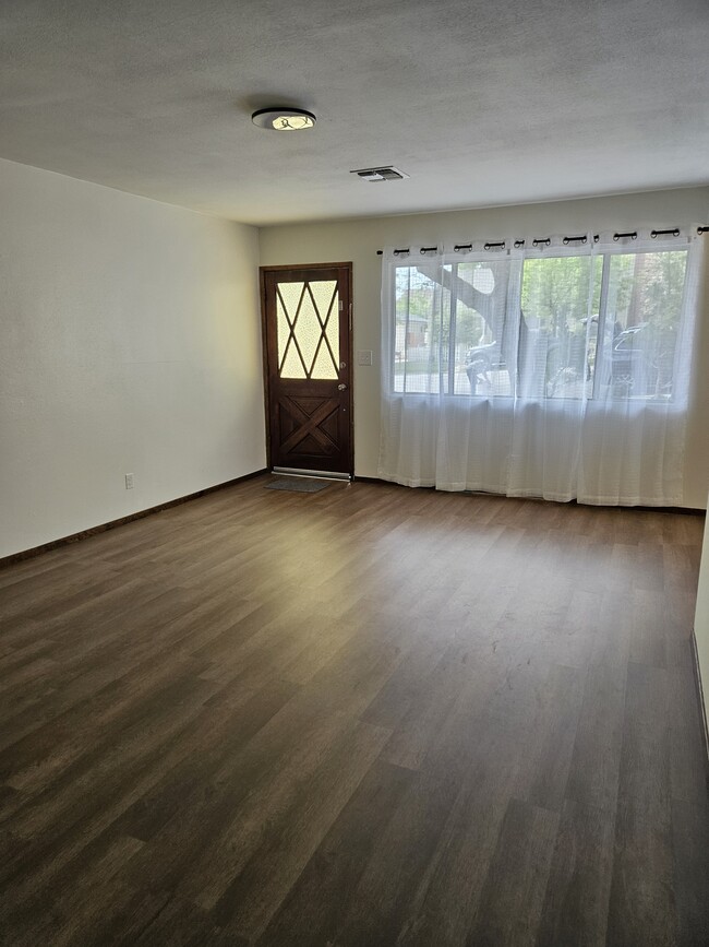Building Photo - 405 7th St